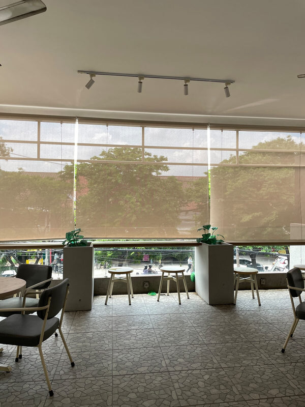 Teras café dengan sunscreen roller blind