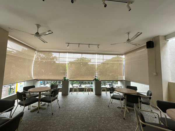 Sunscreen roller blind di teras café