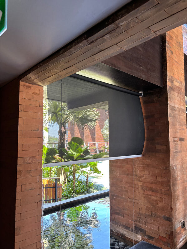 Outdoor roller blind di area resort