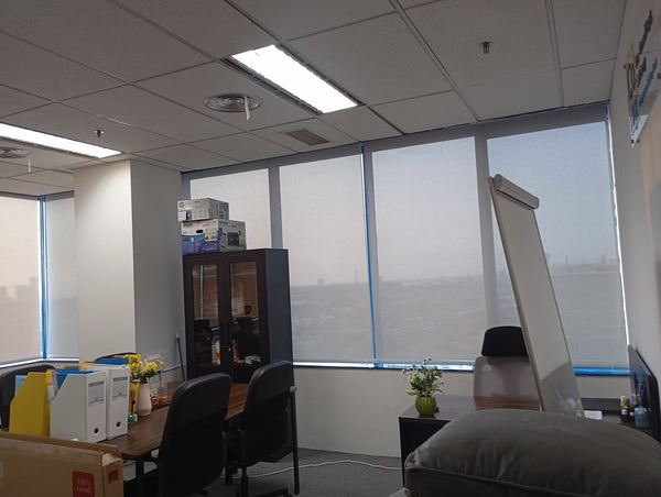 Sunscreen roller blind di ruang kantor