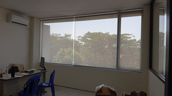 Sunscreen roller blind di kantor
