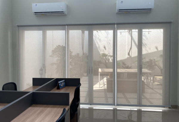 Roller blind sunscreen di jendela kantor