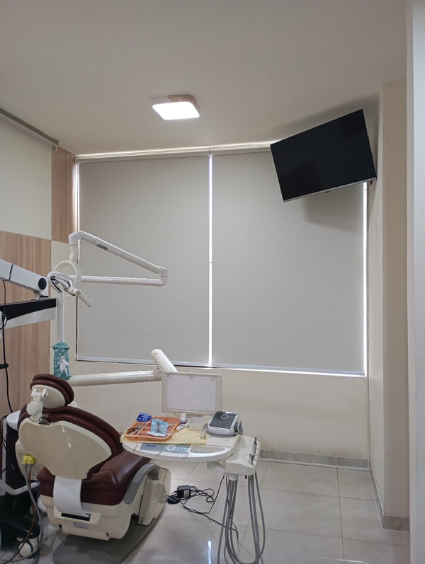 Roller blind di ruang praktik dokter gigi