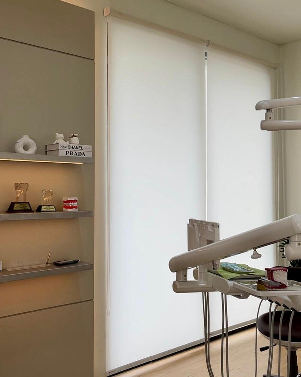 Roller blind putih di klinik gigi