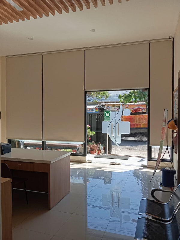Roller blind di ruang tunggu klinik