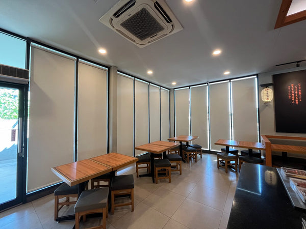Roller blind di kaca restoran