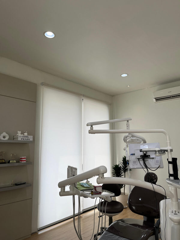 Roller blind putih di klinik gigi