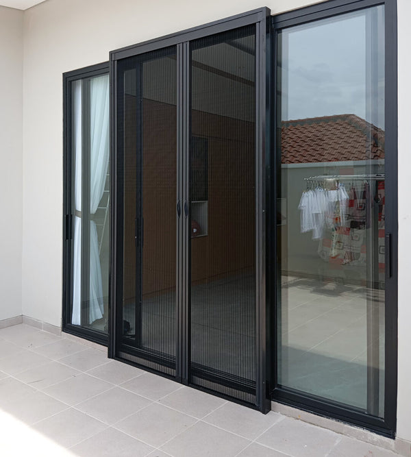 Pintu kasa lipat rangka hitam di pintu kaca geser